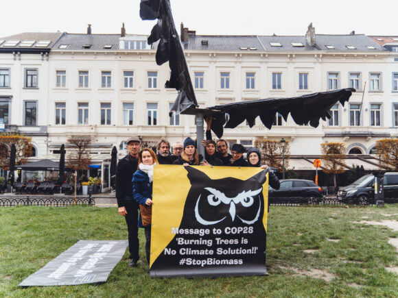 Dringende boodschap aan Wopke Hoekstra/ COP28 via Brandbrief en Art Action in Brussel